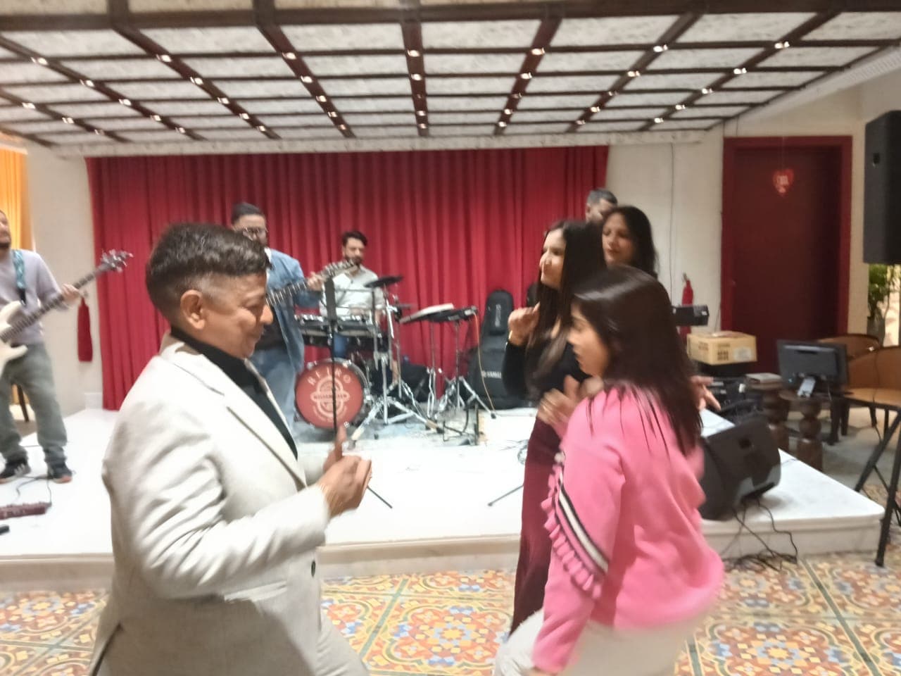 Retro Fine Dine restaurant photo gallery moment 01