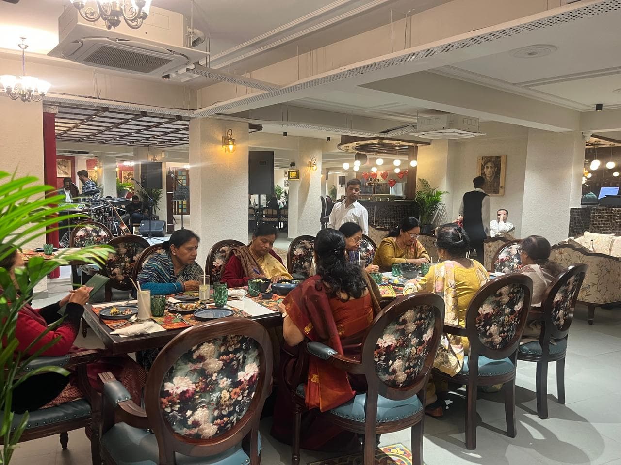 Retro Fine Dine restaurant photo gallery moment 10