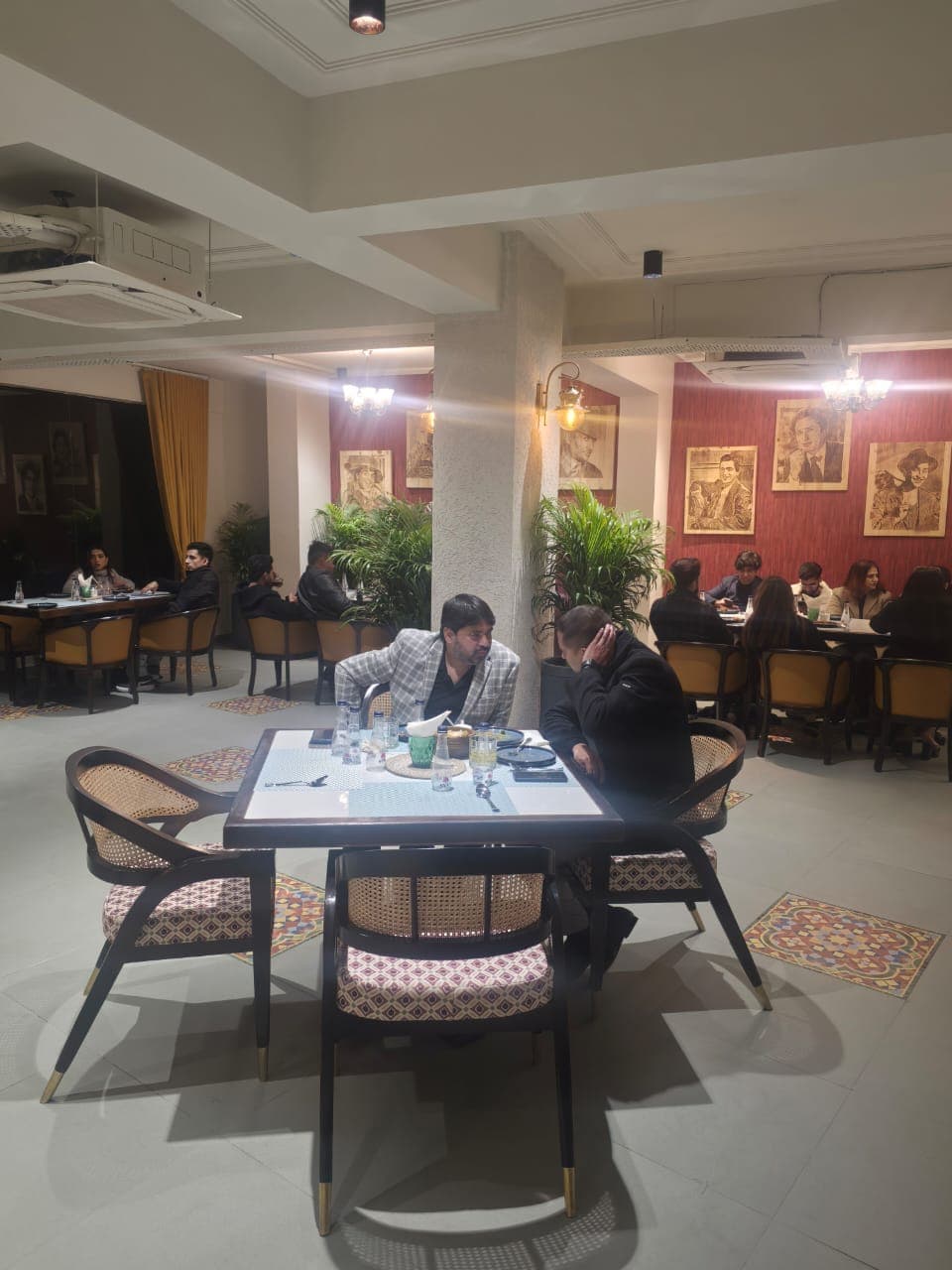 Retro Fine Dine restaurant photo gallery moment 25